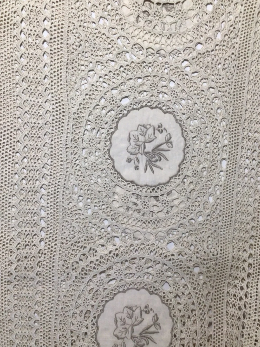 Vintage SWL Linnette 13-Piece Hand-Made Oval Tablecloth Set
